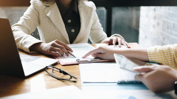 Groep Van Zakenvrouw Accountant Controleren Van Gegevens Document Digitale Tablet — Stockfoto