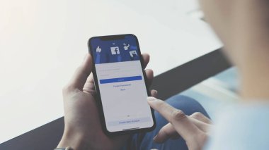 CHIANG MAI, THAILAND, JAN 21 2021: Facebook sosyal medya uygulaması logosu giriş, mobil uygulama ekranı kayıt sayfası iPhone akıllı cihazlar wor