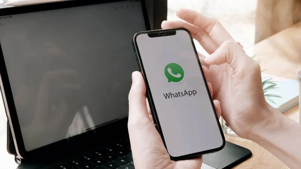 CHIANGMAI. Tayland. 4 Mayıs 2021. Yeni iPhone 11 Pro Max 'i elinde tutan bir kadın ellerinde akıllı telefonuyla ekranda sohbet teknolojisinde ne konuşuyorsa onu açıyor.