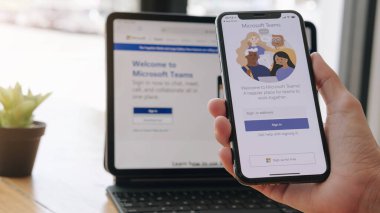 CHIANG MAI, THAILAND - 21 MAR 2021: Ev çalışanlarından bir çalışma Microsoft sosyal platformunu indiriyor, evden izole bir şekilde çalışmaya hazır