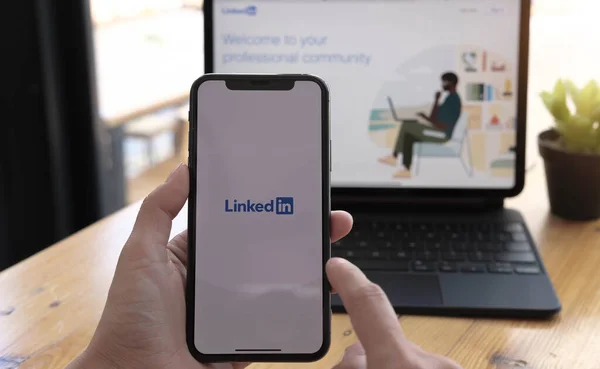 CHIANGMAI, THAILAND MAR 21 2021: iPhone X veya iPhone 10 'u elinde tutan sosyal internet servisi ekrana bağlanmış kadın
