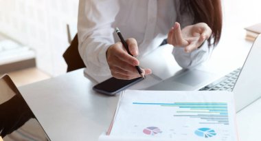 Sayıları hesaplamak için hesap makinesi kullanan bir muhasebeci. Muhasebe, mali rapordan muhasebe ve danışman, hesaplama konseptine çağrı.