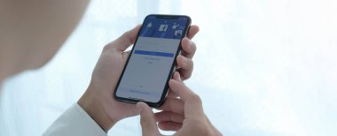 CHIANG MAI, THAILAND, JUL 27, 2020: Facebook sosyal medya uygulaması logosu giriş, mobil uygulama kayıt sayfası iPhone akıllı cihazları üzerinde iPhone akıllı cihazlar iş yerinde