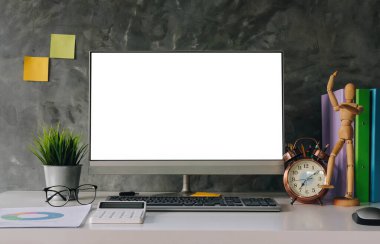 Modern ofiste boş ekran dizüstü bilgisayar ve poster çalışma alanı arkaplanı