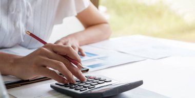 Finans ve muhasebe alanında çalışan iş kadını ya da muhasebeci mali bütçeyi analiz ediyor - ev kavramından çalışma
