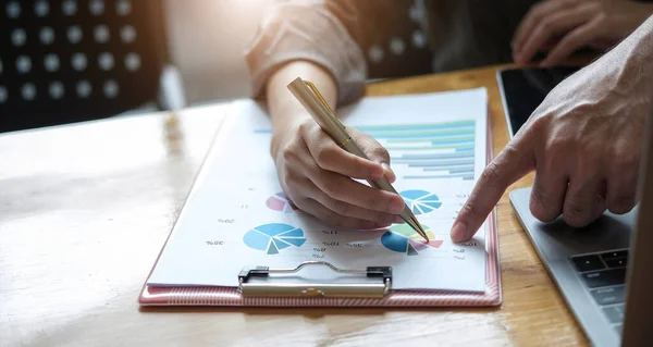 Sluiten Zakenmensen vergadering om de situatie op de markt te bespreken. Financieel concept voor ondernemingen — Stockfoto