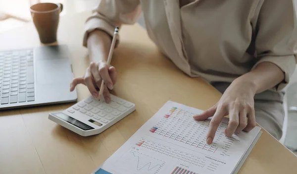 Geschäftsfrau im Finanz- und Rechnungswesen Finanzhaushalt mit Taschenrechner und Laptop im Büro analysieren — Stockfoto