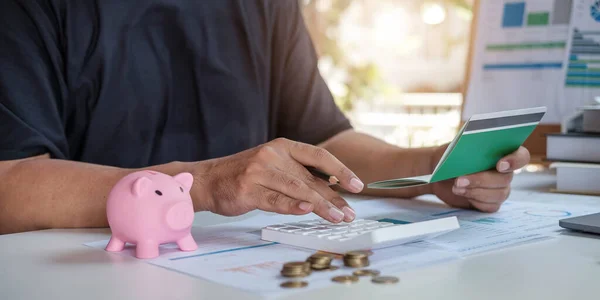 Jeune femme asiatique vérifier les factures, les impôts, le solde du compte bancaire et le calcul des dépenses par carte de crédit. Concept de dépenses familiales. — Photo