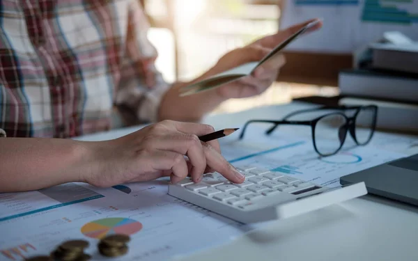 Jeune Femme Asiatique Vérifier Les Factures Les Impôts Solde Compte — Photo