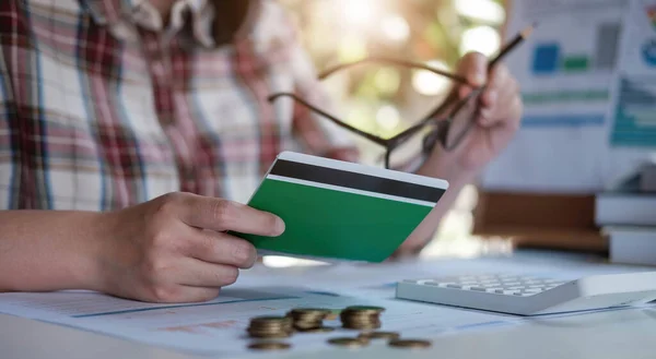 Ung Asiatisk Kvinna Kontrollerar Räkningar Skatter Banksaldo Och Beräknar Kreditkortsutgifter — Stockfoto