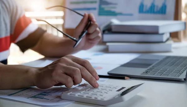 Empresário Caneta Apontando Gráfico Gráfico Nesta Montanha Usar Calculadora Para — Fotografia de Stock