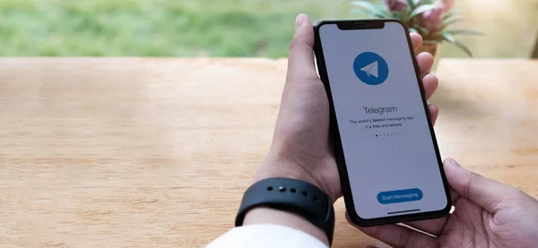 CHIANG MAI, THAILAND 6 Mayıs 2021: Apple iPhone X ekranında telgraf uygulama simgesi. Telgraf uygulaması simgesi. Telegram bir çevrimiçi sosyal medya ağıdır. Sosyal medya app