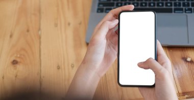 Mobile kullanarak kanepede rahatça oturun. Arkadaşınızla mesajlaşarak mesajlaşarak rahatlayın..