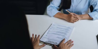 İş başvurusu ve mülakat konsepti, kadın özgeçmiş ve başvuru değerlendirmesi için eleman arıyor, insan kaynakları müdürü işe alım kararı veriyor