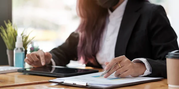 Close Zakelijke Vrouw Met Behulp Van Rekenmachine Laptop Voor Doe — Stockfoto