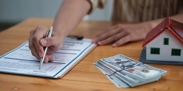 Digital Tablett Med Vit Blank Skärm Bordet Arbetsyta Modernt Kontorskoncept — Stockfoto