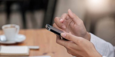 Kapat kız ekranı işaret ediyor akıllı telefon bulanık arka plan metin mobili, sim sokak maketi, içerik yaşam stili