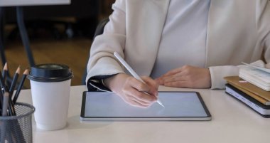waman stilus kalem ve akıllı klavye ile dijital tablet kullanıyor