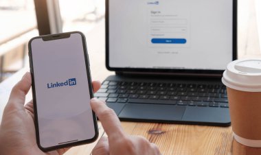 CHIANG MAI, THAILAND, DEC 12, 2020: Bir kadın ekranda LinkedIn uygulaması ile Apple iPhone X tutuyor. LinkedIn akıllı telefonlar için fotoğraf paylaşım uygulaması