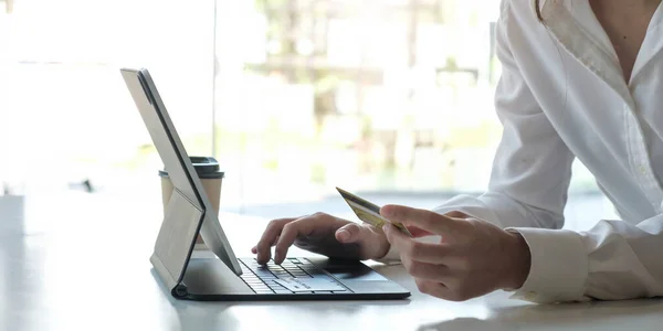 Kadın kredi kartıyla online alışveriş yapıyor. Kredi kartı tutan ve laptop kullanan bir kadın. Çevrimiçi alışveriş danışmanları
