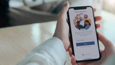 CHIANG MAI, THAILAND - 11 Nisan 2021: Ev çalışanlarından bir çalışma Microsoft sosyal platformunu indiriyor, evden izole bir şekilde çalışmaya hazır