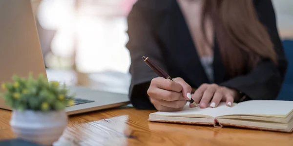 Nahaufnahme Von Frauenhänden Mit Laptop Notizbuch Und Stift Die Notizen — Stockfoto