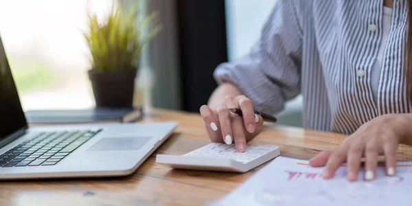 Close Mujer Negocios Que Utiliza Calculadora Ordenador Portátil Para Hacer —  Fotos de Stock