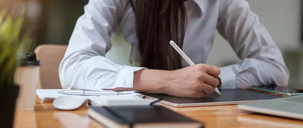 Zakelijke Vrouw Analyse Financieel Verslag Met Tablet Computer — Stockfoto