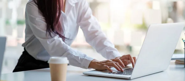 Primer Plano Las Manos Una Mujer Bronceada Teclado Computadora Está —  Fotos de Stock