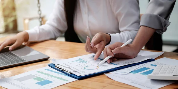 Zakenmensen Ontmoeten Elkaar Marktsituatie Bespreken Financiële Conceptstatistieken Analyseren — Stockfoto