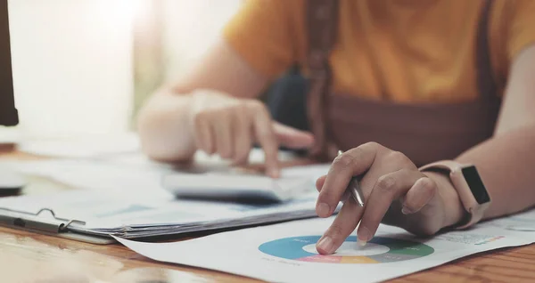 Close Vrouw Hand Holding Pen Wijzen Financieel Papierwerk Met Financiële — Stockfoto