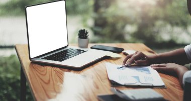 İş kadını, laptopta iş akışıyla çalışıyor.