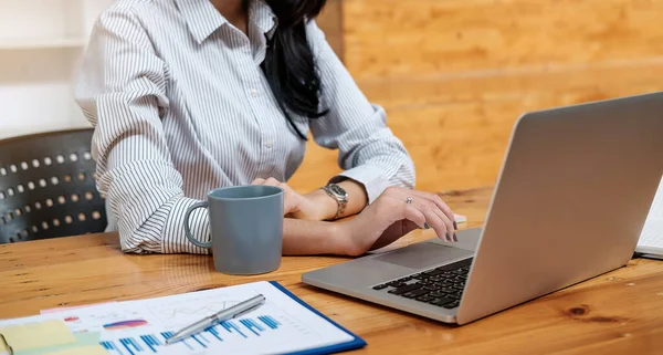 Mujer Negocios Consultora Inversión Analizando Informe Financiero Anual Empresa Balance — Foto de Stock