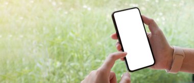 Akıllı telefon kullanan bir kadın. Montage.net hizmet için boş ekran cep telefonu.