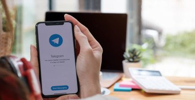 CHIANG MAI, THAILAND 6 Mayıs 2021: Apple iPhone X ekranında telgraf uygulama simgesi. Telgraf uygulaması simgesi. Telegram bir çevrimiçi sosyal medya ağıdır. Sosyal medya app