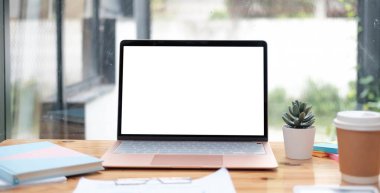 Boş ekran dizüstü bilgisayarı ve ofis malzemelerini beyaz masaya kopyala. 