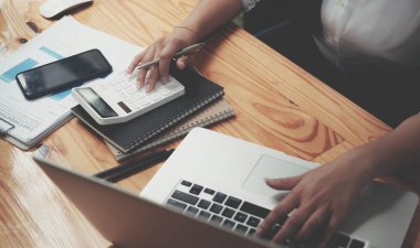 Finans, vergi, muhasebe, istatistik ve analitik araştırma konseptini hesaplamak için hesap makinesi ve dizüstü bilgisayar kullanan İş kadınlarını kapat