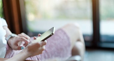 Akıllı telefon kullanan, kısa mesaj atan, akıllı telefon ışıklı bokeh 'te hipster ekranı olan, cep telefonunda cep telefonu kullanan, interneti kapatan kızların elini kapat.