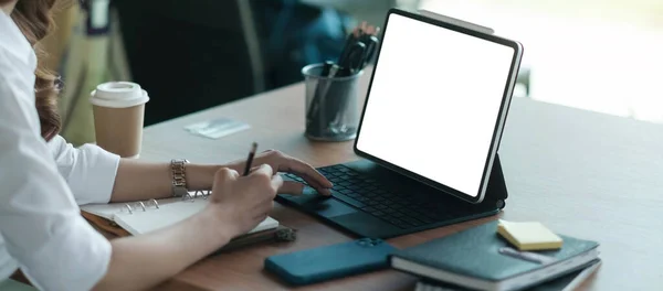 Közel Kéz Ból Üzletasszony Gépelés Billentyűzet Digitális Tabletta Laptop Számítási — Stock Fotó