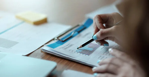 Los Empresarios Tienen Bolígrafo Para Apuntar Gráficos Gráficos Finanzas Analizar — Foto de Stock