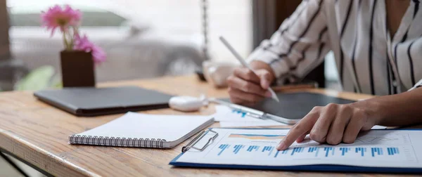 Zakelijke Vrouw Punt Grafiek Verslag Aan Analyse Tijdens Het Gebruik — Stockfoto