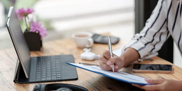 Mujer Que Trabaja Papeleo Negocios Escritorio Equipo Tecnología Oficina Tales —  Fotos de Stock