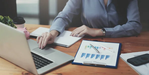 Zakenvrouw Controleert Gerapporteerde Winst Papier Laptop — Stockfoto