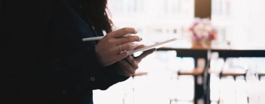 Dokunmatik tablet kullanan kadının elini kapat