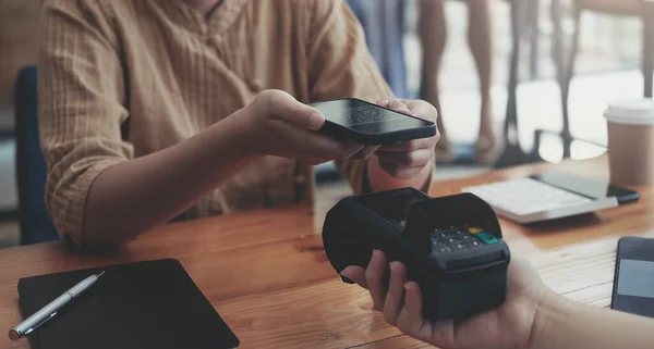 Una Lana Usando Móvil Para Hacer Pago Inalámbrico Con Máquina — Foto de Stock