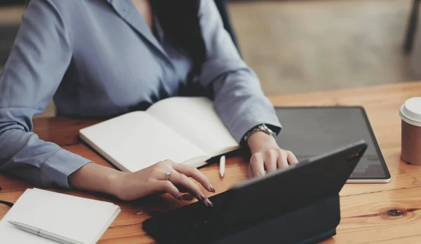 Primer Plano Las Manos Una Estudiante Comparando Notas Una Tableta — Foto de Stock