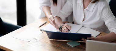 Piyasadaki durumu tartışmak için iş adamlarıyla toplantım var. İş Finansal Konsepti