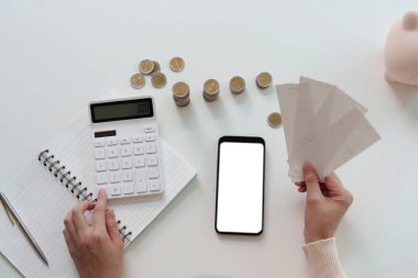 Bireysel analiz faturaları ve bir hesap makinesi ve sikkelerle finansman yönetimi, bütçe ve mali farkındalık odaklı.