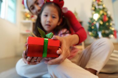 Bir anne kızına güzel bir Noel hediyesi verir ve evinde sıcak ve neşeli bir atmosfer yaratır..