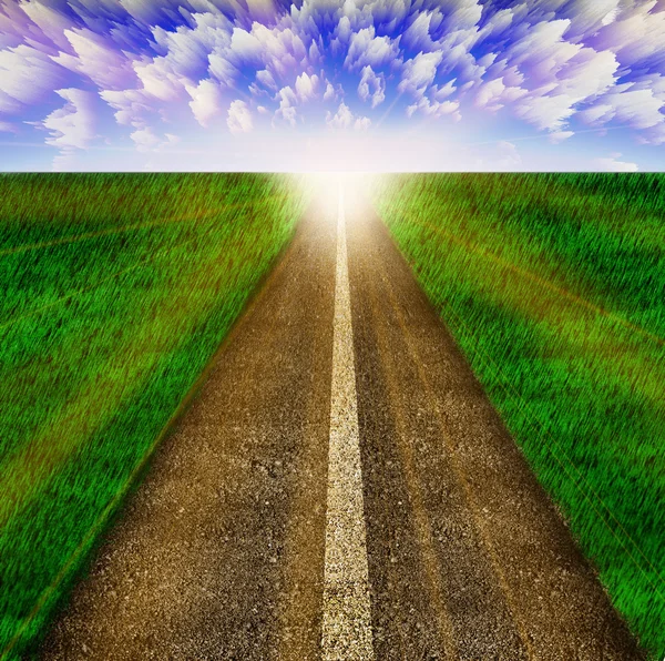 Mavi gökyüzü olan boş bir yol
